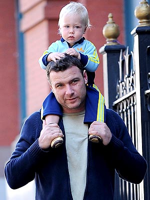 HEAD AND SHOULDERS ABOVE photo | Liev Schreiber