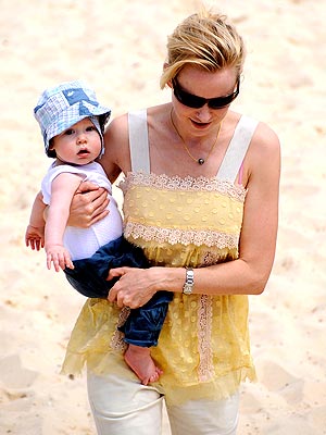 CARRY ON photo | Naomi Watts