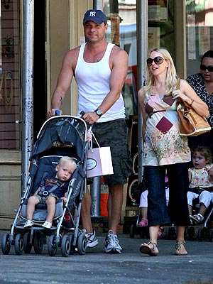 SUMMERTIME STROLL photo | Liev Schreiber, Naomi Watts