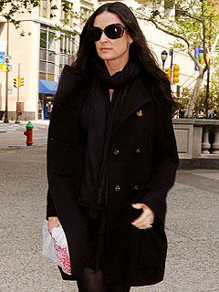 Demi, Ashton and Girls Brunch & Shop in Philadelphia
| Demi Moore
