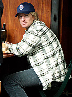 Owen Wilson Checks Out the Ladies at Karaoke Night | Owen Wilson