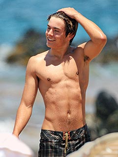 http://img2.timeinc.net/people/i/2008/features/magstories/080407/zac_efron240.jpg