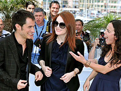 FUNNY BUSINESS photo | Alice Braga, Gael Garc\u00EDa Bernal, Julianne Moore