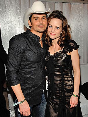 brad paisley and kimberly williams wedding pictures. fans How