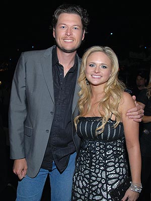 CMT Awards: Sweethearts, Singers and a Snoop - BLAKE SHELTON AND