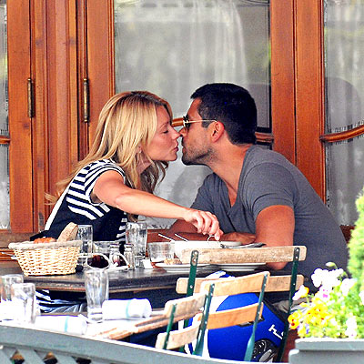 kelly ripa mark consuelos kissing