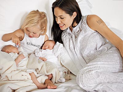 http://img2.timeinc.net/people/i/2008/gallery/pitt_jolie_twins/jolie_twins2.jpg