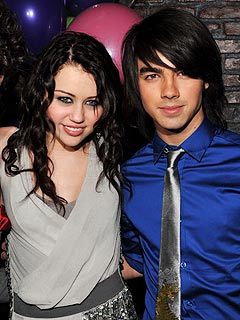 Miley cyrus dating jonas 5