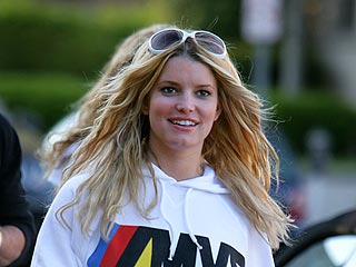 Jessica Simpson Soaks Up Nashville Atmosphere