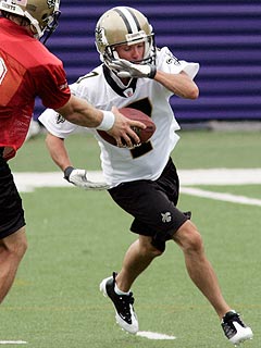 Kenny Chesney Hits the Football Field| Music News, Kenny Chesney