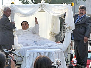 The World's Fattest Man (700 lbs) Gets Married!