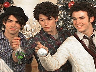 The Jonas Brothers Gather Round the Tree!