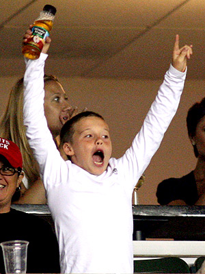 THE CHEERLEADER photo | Victoria Beckham