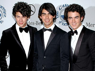 jonas brothers ages  2009