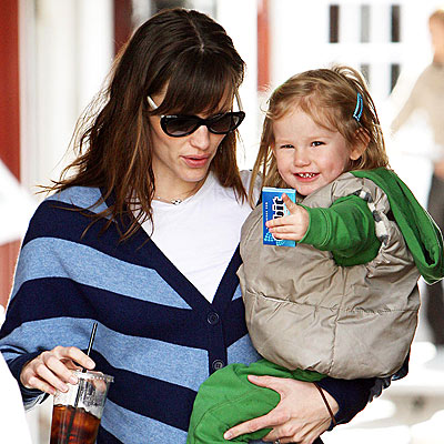 CHEW ON THIS photo | Jennifer Garner, Violet Affleck
