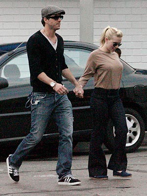 A TIGHT GRIP photo | Scarlett Johansson