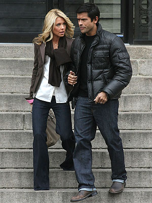 STAIR DOWN photo | Kelly Ripa