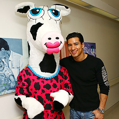 HAVING A COW photo | Mario Lopez