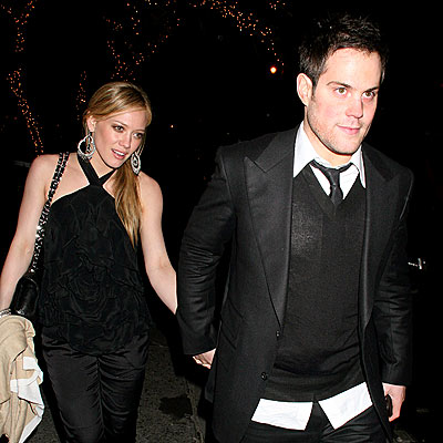 Hilary Duff and her hockey-playing beau Mike Comrie use teamwork on Monday 