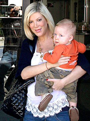 WHAT'S BAKING? photo | Tori Spelling