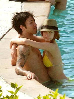 SOAKING IT UP photo | Ashlee Simpson