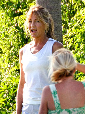 KEEPING HER COOL photo | Jennifer Aniston