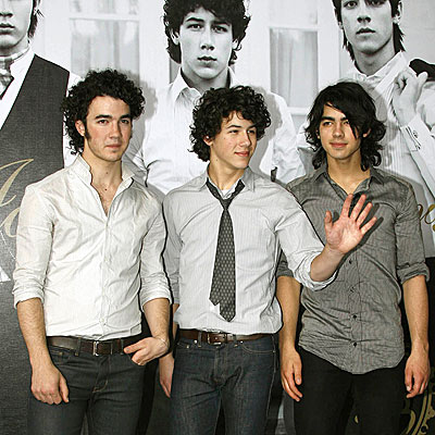 http://img2.timeinc.net/people/i/2008/startracks/080428/jonas_brothers.jpg