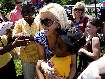 HUG-A-THON photo | Kellie Pickler