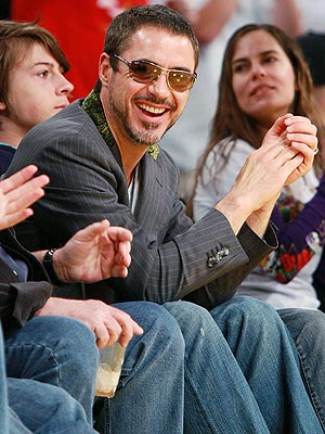 SHOWING HIS METAL photo | Robert Downey Jr.
