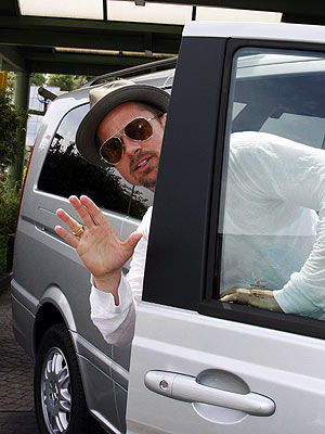 BONJOUR, BRAD! photo | Brad Pitt
