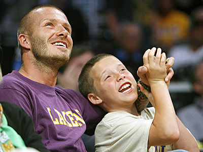 LENDING A HAND photo | David Beckham