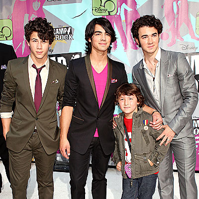 http://img2.timeinc.net/people/i/2008/startracks/080623/jonas_brothers3.jpg