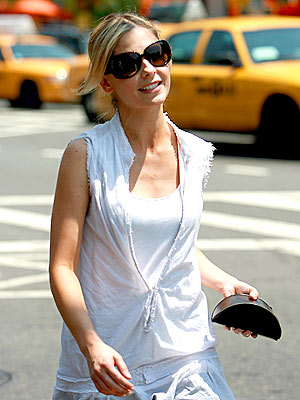 WALKING TO WORK photo | Sarah Michelle Gellar