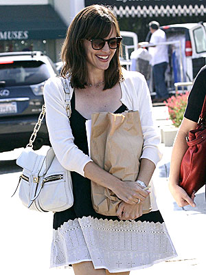 BROWN BAGGING IT photo | Jennifer Garner