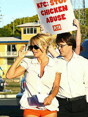 FAST-FOOD DELIVERY photo | Pamela Anderson