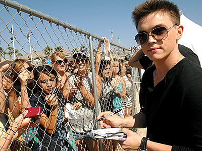 DON'T FENCE HIM IN photo | Jesse McCartney