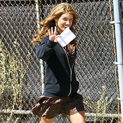 DOING THE WAVE photo | Shenae Grimes