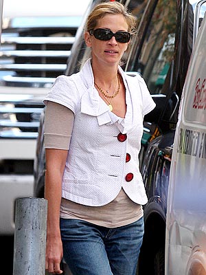 BUTTON UP photo | Julia Roberts