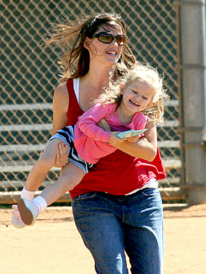 FLY GIRL photo | Jennifer Garner, Violet Affleck