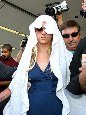 HEADS UP, IT'S HER! photo | Britney Spears