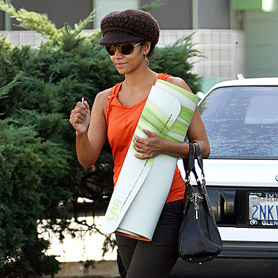 YOGA BEARING photo | Halle Berry