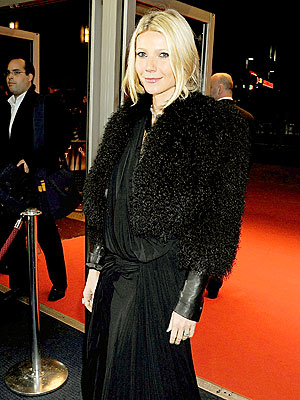 WARMING UP photo | Gwyneth Paltrow