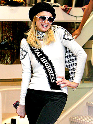 A ROYAL WELCOME photo | Paris Hilton