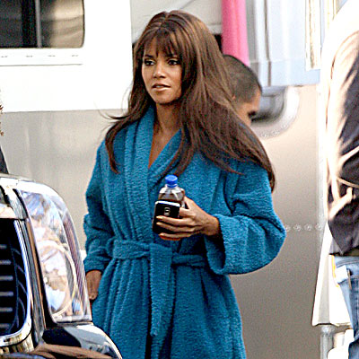 WIGGING OUT photo | Halle Berry