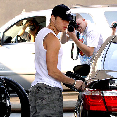 PUMP IT UP photo | Ryan Phillippe