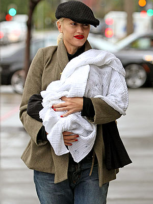 HANDS-ON MOM photo | Gwen Stefani