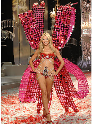 PRESENT TENSE  photo | Heidi Klum