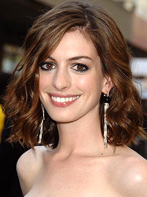 PERFECT THE SMOKY EYE photo | Anne Hathaway