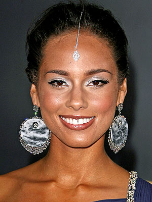 Celebrity makeup artist Ashunta Sheriff created a Bollywood look for Alicia 
