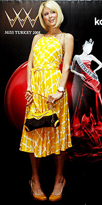 PARIS HILTON'S YELLOW HALTER photo | Paris Hilton